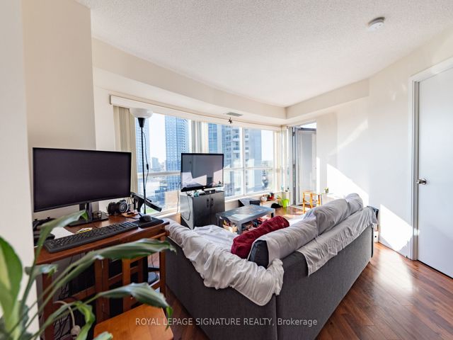 1423 - 135 Village Green Sq