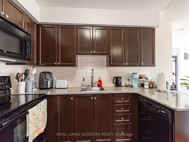 1423 - 135 Village Green Sq
