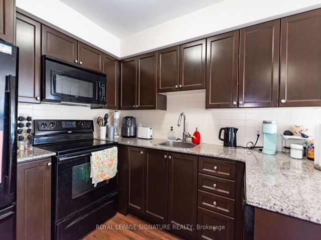 1423 - 135 Village Green Sq