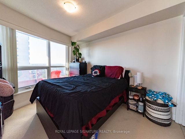 1423 - 135 Village Green Sq