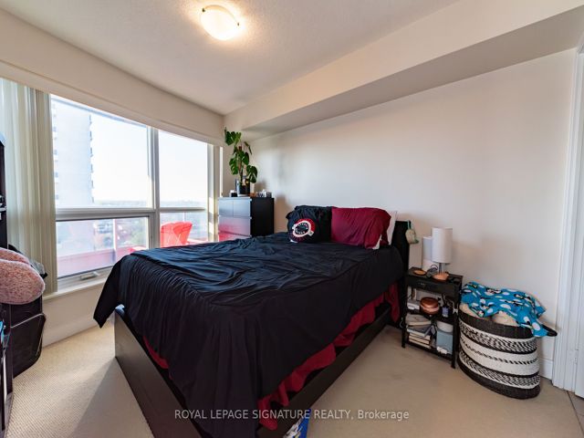 1423 - 135 Village Green Sq