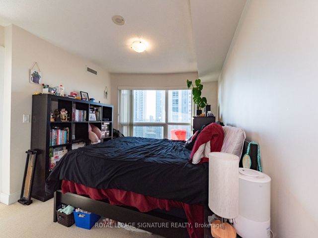 1423 - 135 Village Green Sq