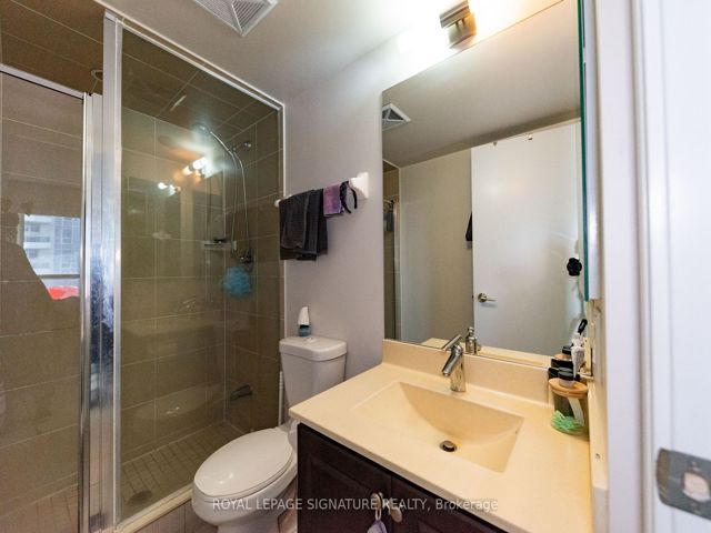 1423 - 135 Village Green Sq