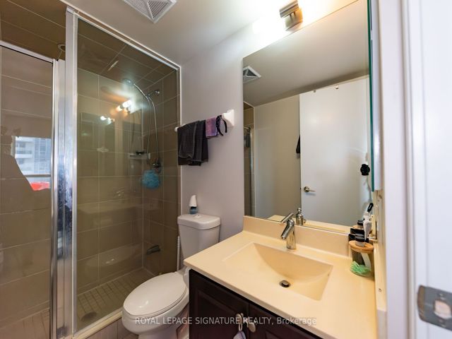 1423 - 135 Village Green Sq