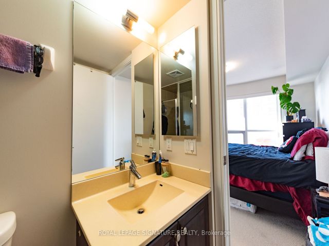 1423 - 135 Village Green Sq