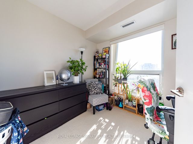 1423 - 135 Village Green Sq