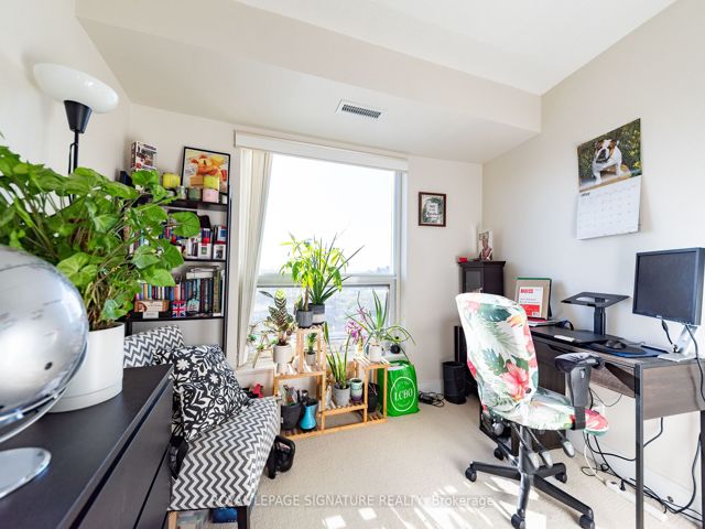 1423 - 135 Village Green Sq