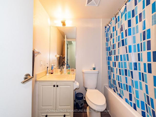 1423 - 135 Village Green Sq