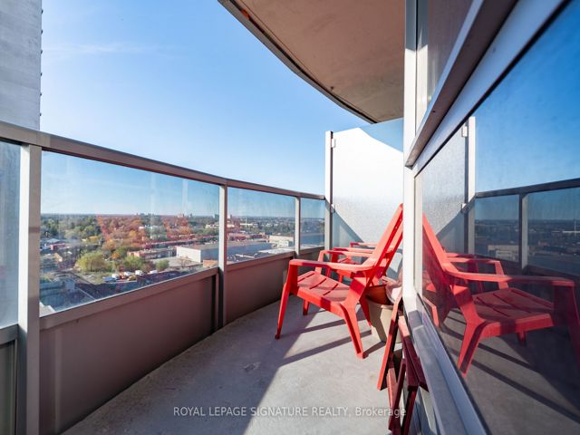 1423 - 135 Village Green Sq