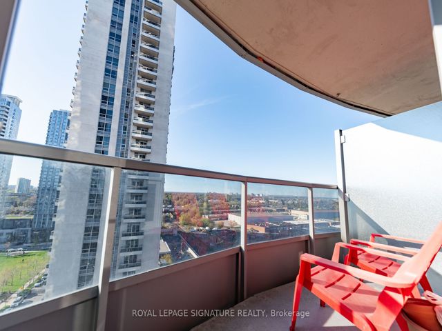 1423 - 135 Village Green Sq