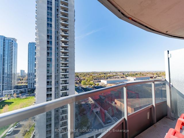 1423 - 135 Village Green Sq