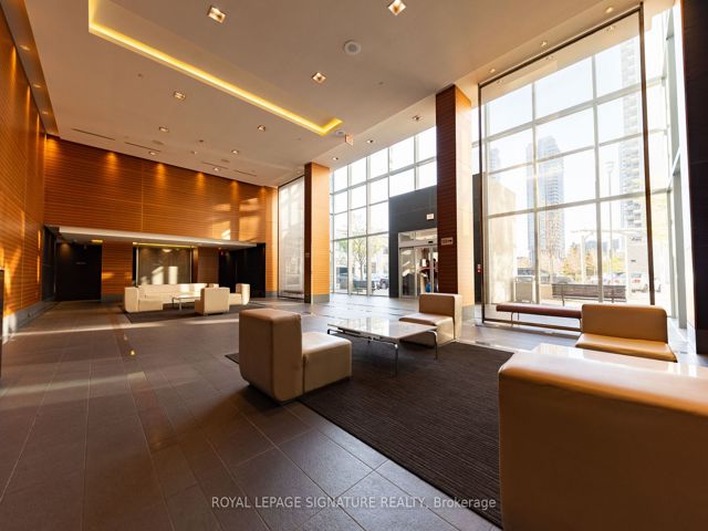 1423 - 135 Village Green Sq