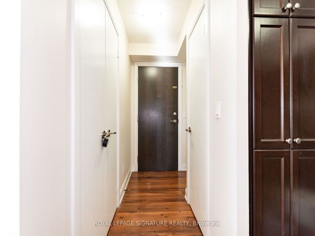 1423 - 135 Village Green Sq