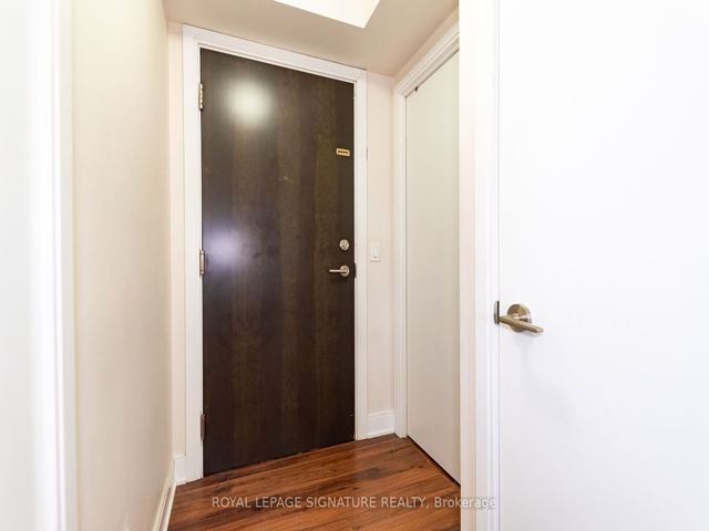 1423 - 135 Village Green Sq