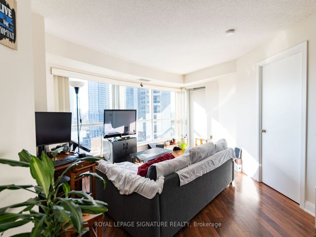 1423 - 135 Village Green Sq