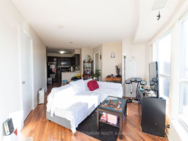 1423 - 135 Village Green Sq