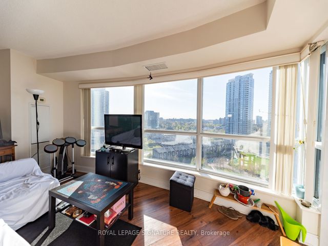 1423 - 135 Village Green Sq