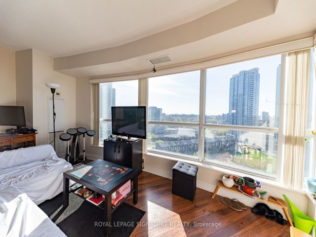 1423 - 135 Village Green Sq