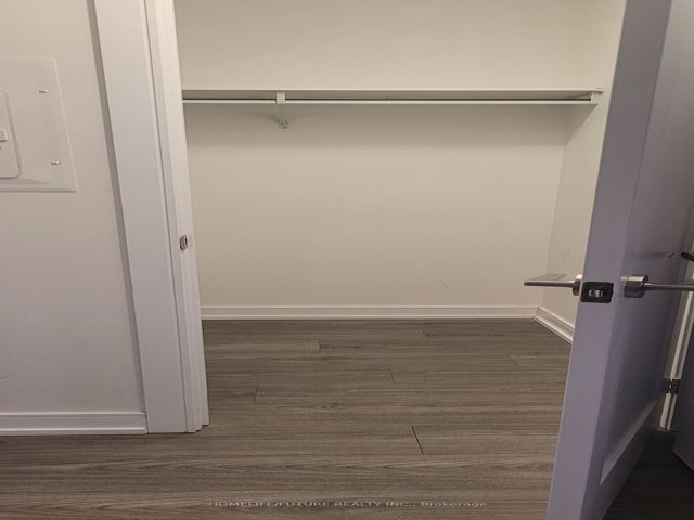 207 - 225 Village Green Sq