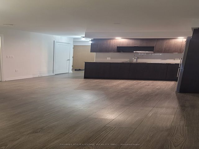 207 - 225 Village Green Sq
