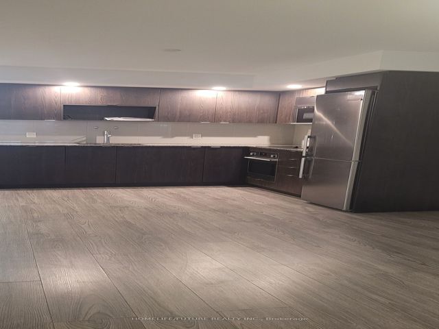 207 - 225 Village Green Sq