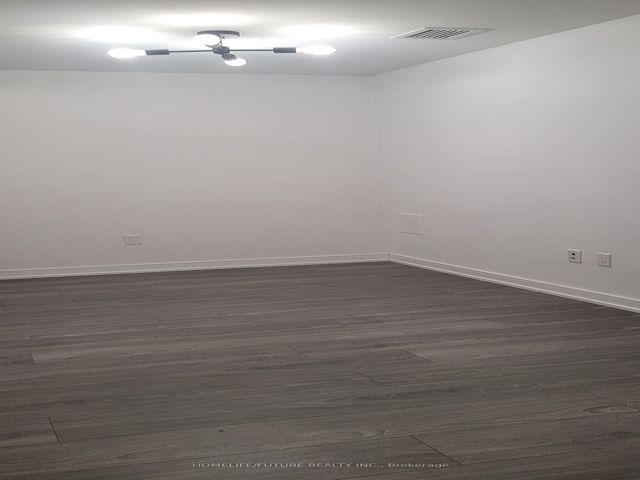 207 - 225 Village Green Sq