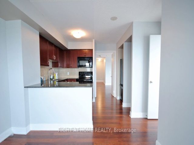 3703 - 125 Village Green Sq