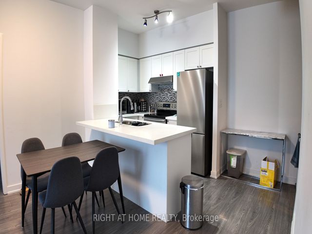 PH502 - 36 Lee Centre Dr