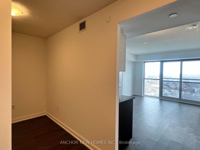 2820 - 275 Village Green Sq
