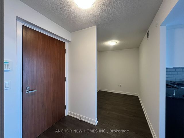 2820 - 275 Village Green Sq