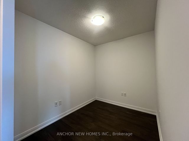 2820 - 275 Village Green Sq