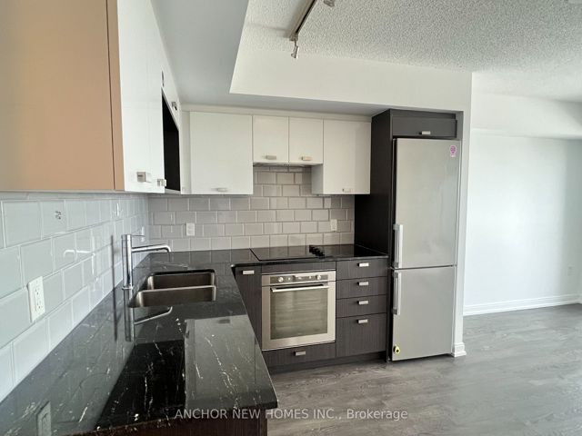 2820 - 275 Village Green Sq