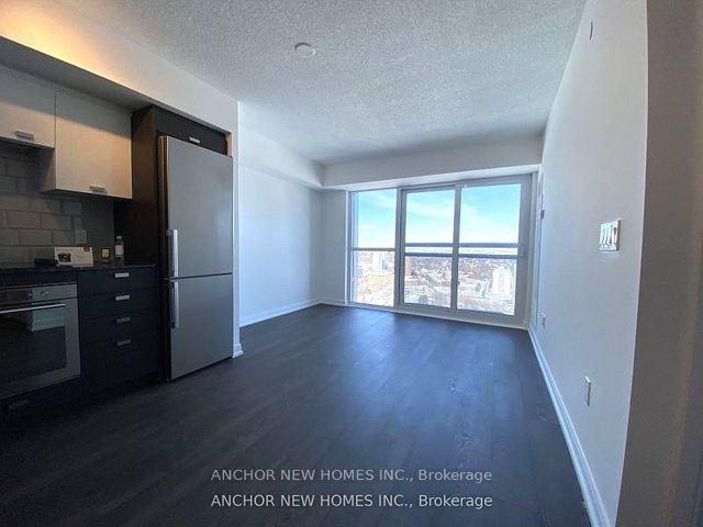 2820 - 275 Village Green Sq