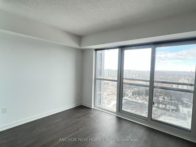 2820 - 275 Village Green Sq