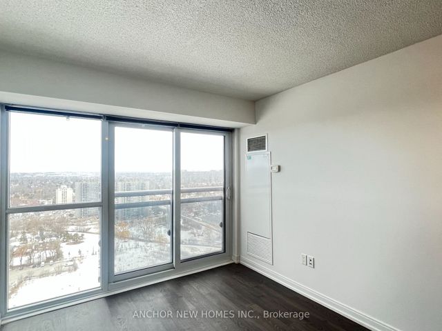 2820 - 275 Village Green Sq