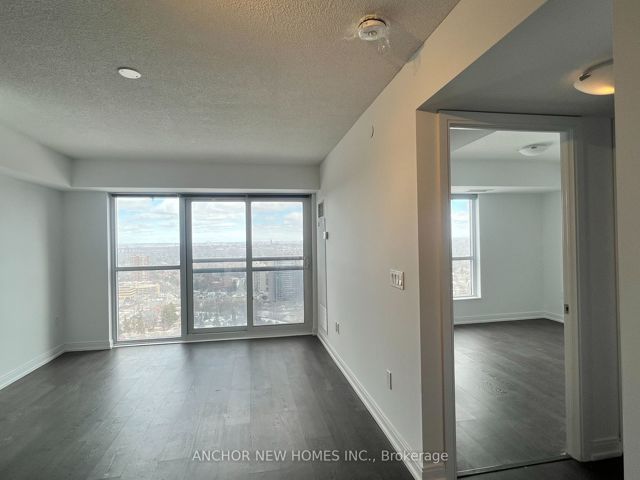 2820 - 275 Village Green Sq