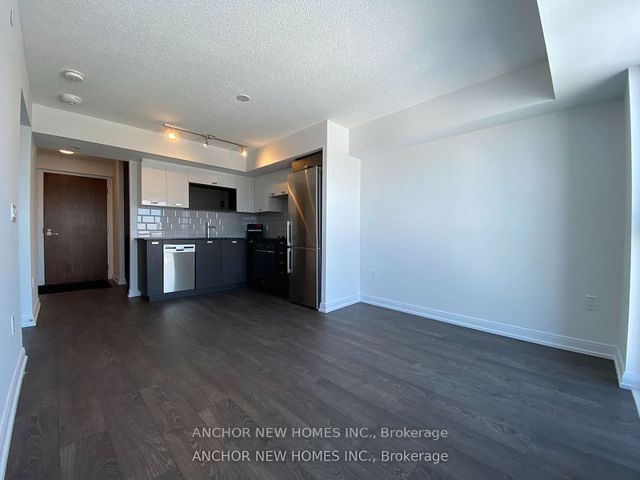 2820 - 275 Village Green Sq