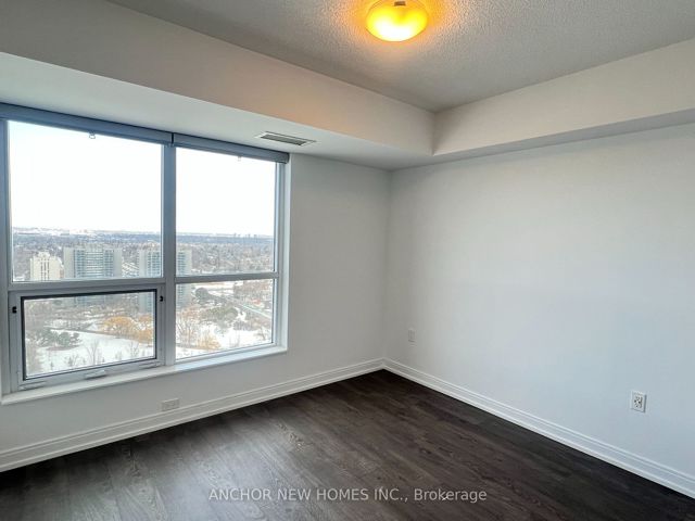 2820 - 275 Village Green Sq