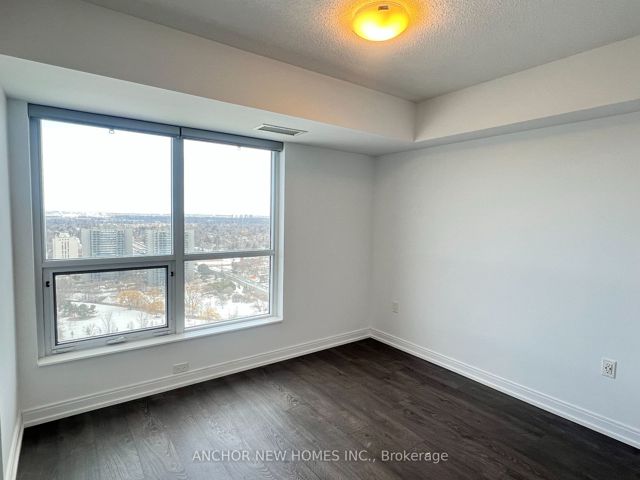 2820 - 275 Village Green Sq