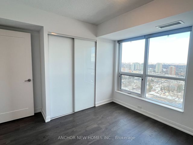 2820 - 275 Village Green Sq