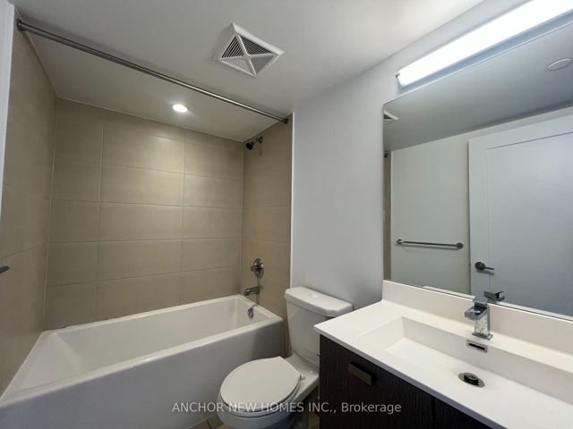 2820 - 275 Village Green Sq