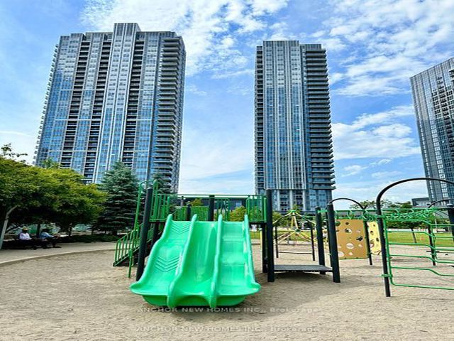 2820 - 275 Village Green Sq