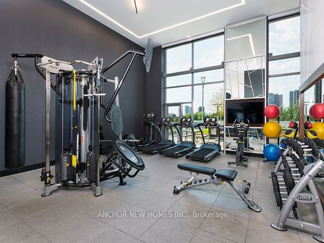 2820 - 275 Village Green Sq