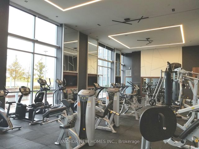 2820 - 275 Village Green Sq