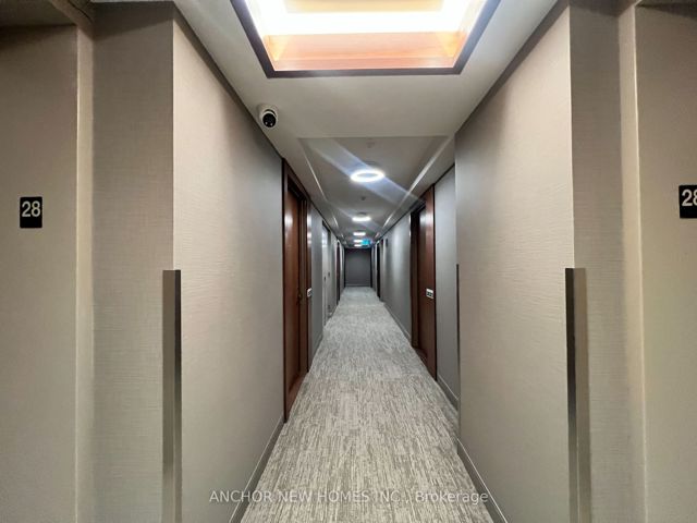 2820 - 275 Village Green Sq