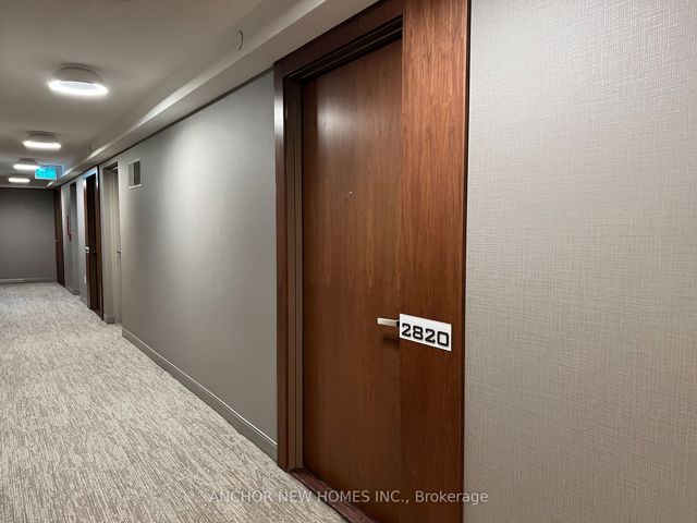 2820 - 275 Village Green Sq