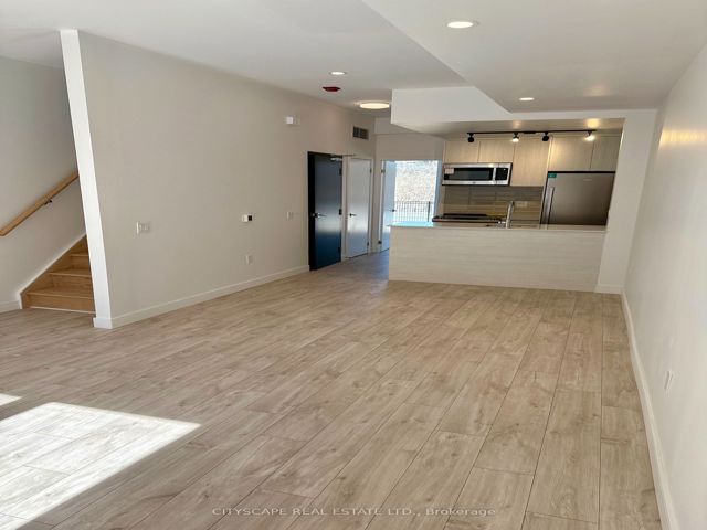 7 - 176 CLONMORE Dr