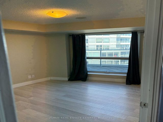 3711 - 125 Village Green Sq