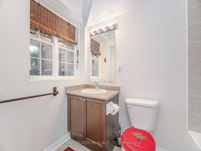 11 - 4711 Kingston Rd