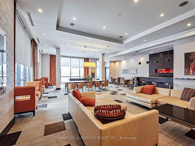 2216 - 181 Village Green Sq
